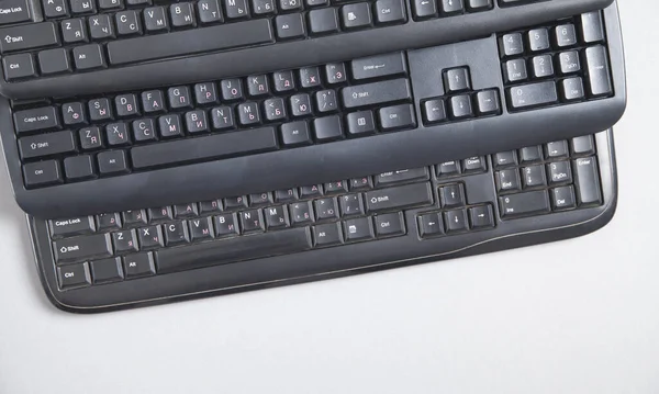 Gri Arkaplanda Siyah Bilgisayar Klavyeleri — Stok fotoğraf