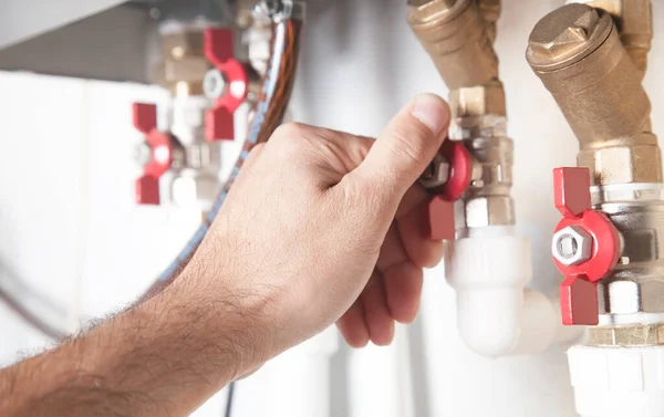 Erkek eli gaz vanasını açar ya da kapatır.