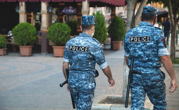 Caucasien Deux Policier Homme Marche Dans Ville — Photo