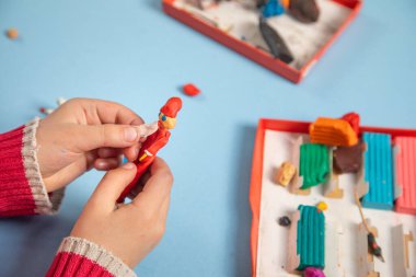 Küçük çocuk plastikçilik oynuyor. Hobi