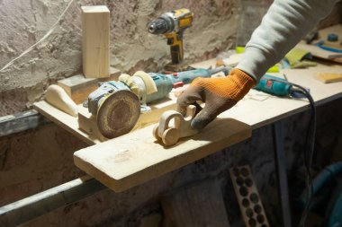 Bir atölyede çalışan beyaz bir zanaatkar..