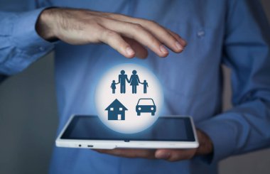  Aile, araba, ev sigortası konsepti.