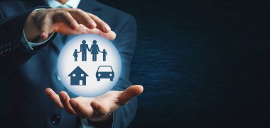  Aile, araba, ev sigortası konsepti.