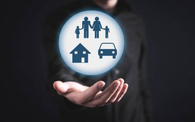  Aile, araba, ev sigortası konsepti.