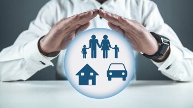  Aile, araba, ev sigortası konsepti.