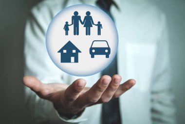  Aile, araba, ev sigortası konsepti.