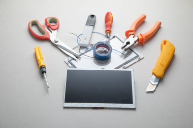 Çeşitli aletler ve kırık tablet. Tablet onarımı