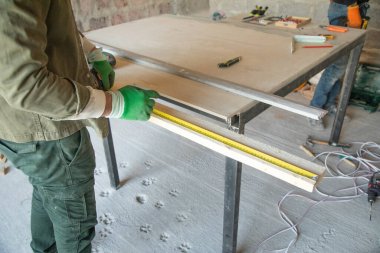 Bir atölyede çalışan beyaz bir marangoz..