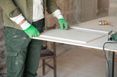 Bir atölyede çalışan beyaz bir marangoz..