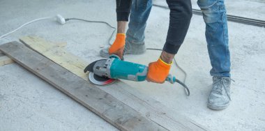 Elektrikli öğütücüsü olan beyaz işçi..