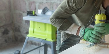 Bir atölyede çalışan beyaz bir marangoz..