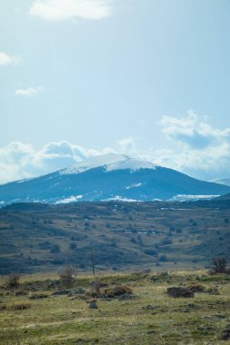 Karla kaplı dağın güzel manzarası. 