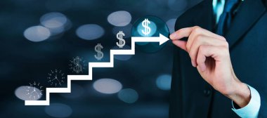 Zaman para konseptidir. Merdivenlerde saat ve dolar.