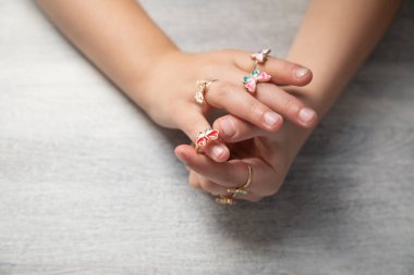 Yüzüklü küçük kız eli.