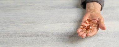 Altın yüzüklü yaşlı kadın eli.