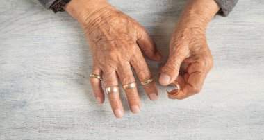 Altın yüzüklü yaşlı kadın eli.