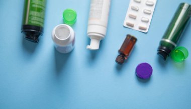 Mavi arka planda saç dökülmesi köpükleri.