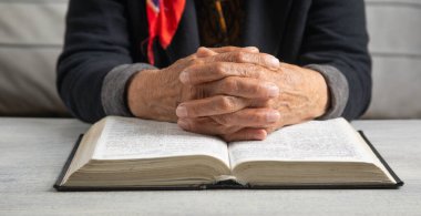 İncil 'i olan Kafkasyalı yaşlı bir kadın..