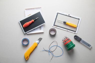 Çeşitli aletler ve kırık tablet. Tablet onarımı