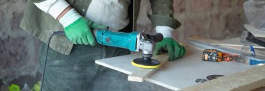 Bir atölyede çalışan beyaz bir zanaatkar..