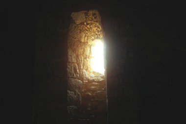 Koyu renk. Kilisenin penceresi.