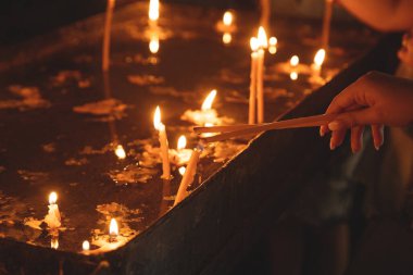 Kilisede mum yakmak..