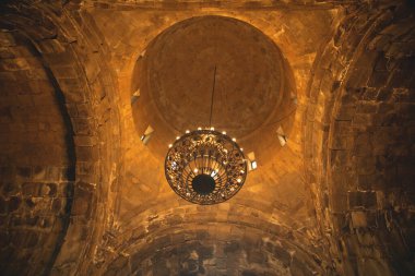 Tavandaki kilisede bir avize..