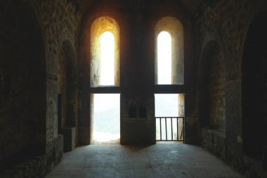 Koyu renk. Kilisenin penceresi.