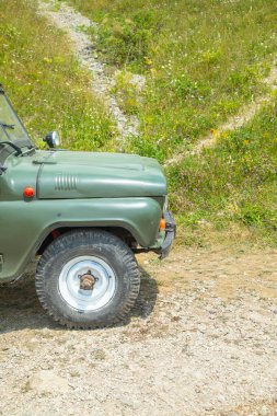 Dağ yolunda bir off-road arabası.