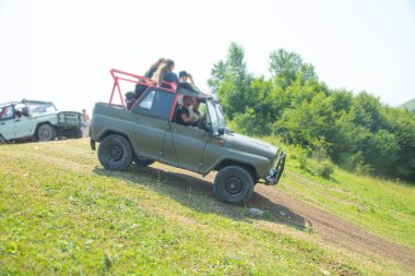 Dağ yolunda bir off-road arabası.