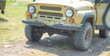 Dağ yolunda bir off-road arabası.