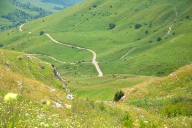 Doğadaki toprak yol. Ermenistan. Yaz