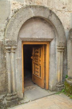 Açılmış ahşap kapı manzarası.