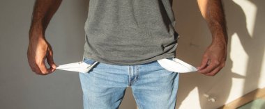 Kafkasyalı adam boş cep gösteriyor. 