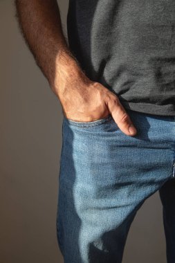 Kotun cebinde bir erkek eli.