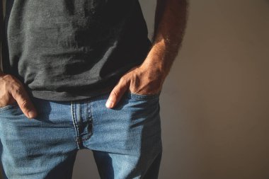 Kotun cebinde bir erkek eli.