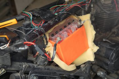 Garajında kablo olan motorsiklet aküsü. Pil bakım konsepti