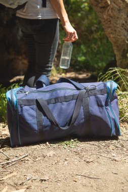 Mavi sırt çantası ormanda duruyor..