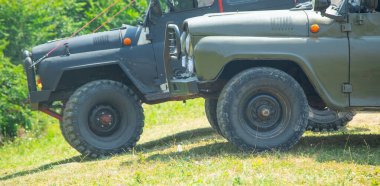 Dağ yolunda bir off-road arabası.