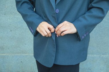 Beyaz iş kızı takım elbise giyiyor..