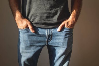 Kotun cebinde bir erkek eli.