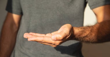 Kafkas 'lı genç adam boş elini gösteriyor..