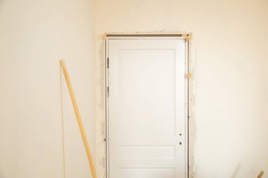 Duvarla kapı arasında poliüretan köpük var..