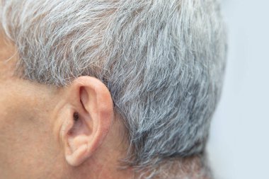  Beyaz saçlı beyaz bir adam..