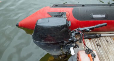 Gölde şişirilebilir sal motoru. 