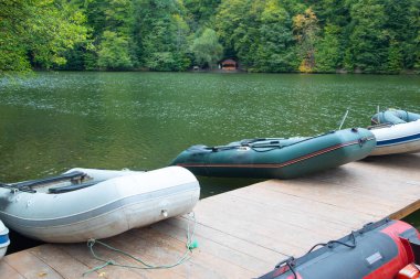 Gölde şişme bot.. 