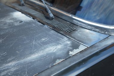 Boyanmış eski bir araba. Görüntüyü kapat