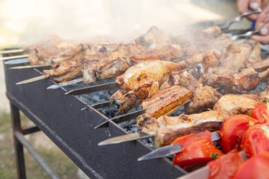 Ateşin üstünde et ızgarası..