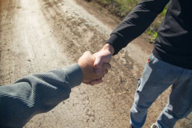 Arka planda iki el sıkışma..