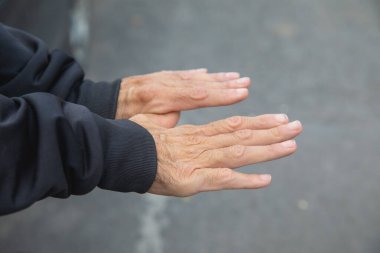 Beyaz adam boş elini gösteriyor..